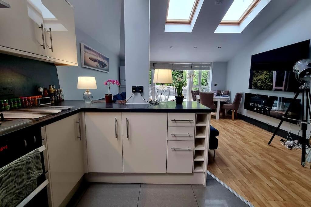 Appartamento 3 Bed With Cinema, F1 Racing Sim, 1 Gb Internet, Bbq, Garden, 20 Mins London, Parking, Ev Port, Metro 5 Mins Walk
