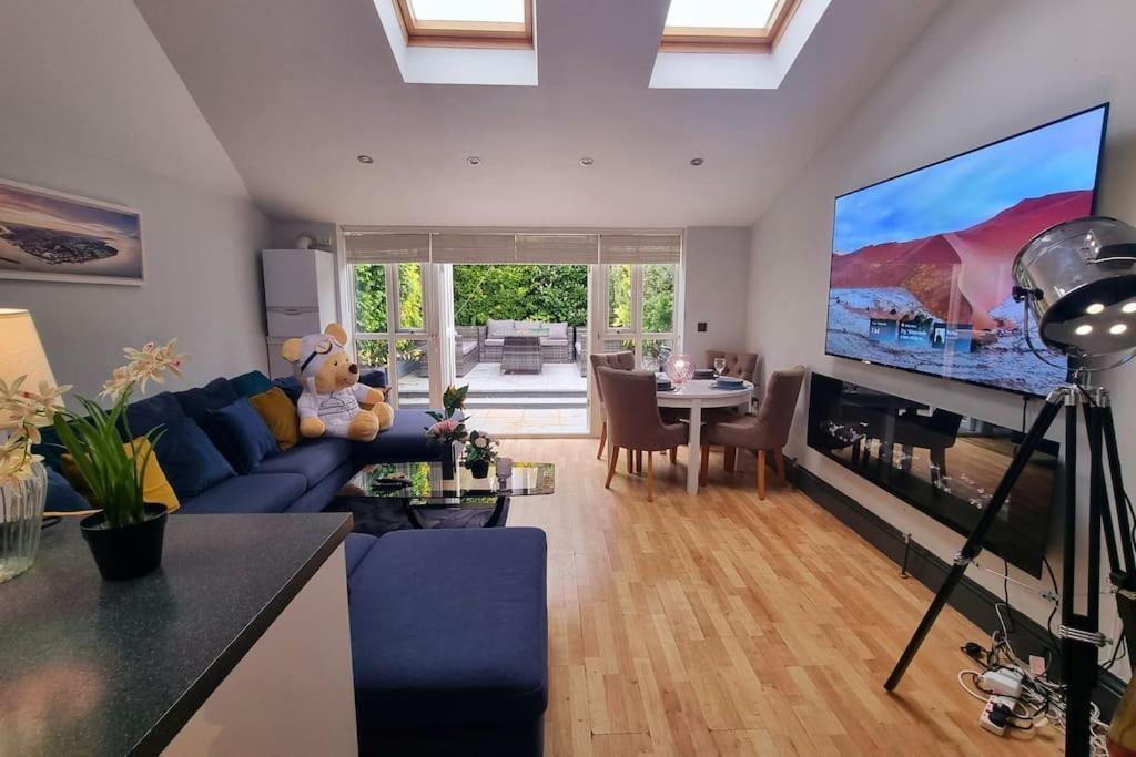 Appartamento 3 Bed With Cinema, F1 Racing Sim, 1 Gb Internet, Bbq, Garden, 20 Mins London, Parking, Ev Port, Metro 5 Mins Walk Londra