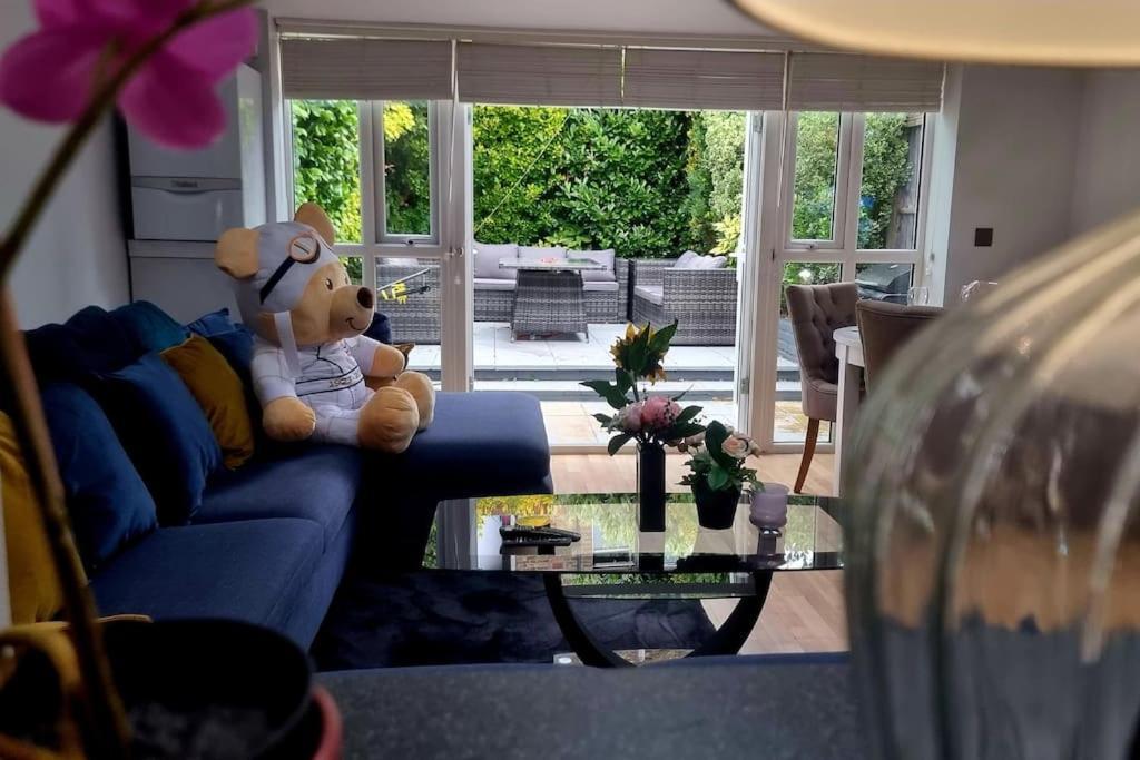 Appartamento 3 Bed With Cinema, F1 Racing Sim, 1 Gb Internet, Bbq, Garden, 20 Mins London, Parking, Ev Port, Metro 5 Mins Walk Londra