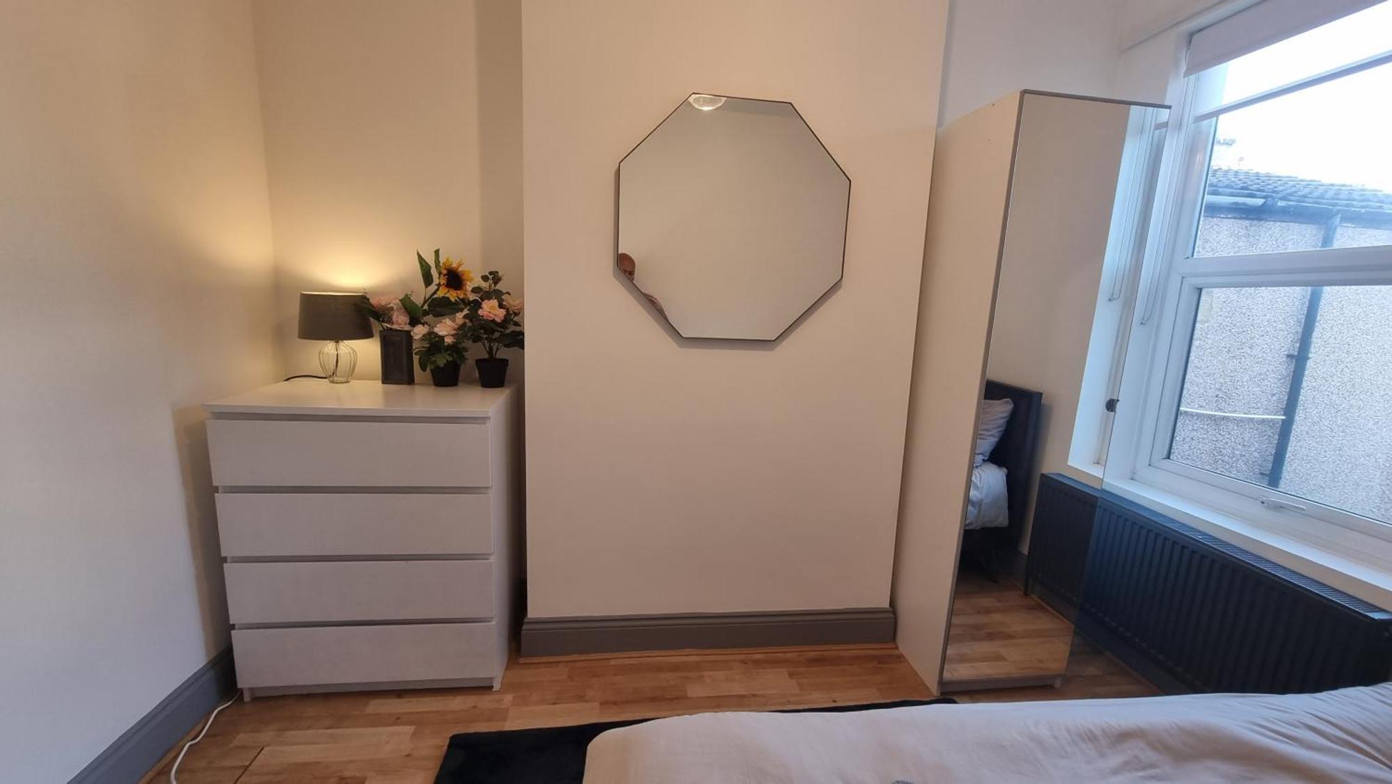 Appartamento 3 Bed With Cinema, F1 Racing Sim, 1 Gb Internet, Bbq, Garden, 20 Mins London, Parking, Ev Port, Metro 5 Mins Walk *