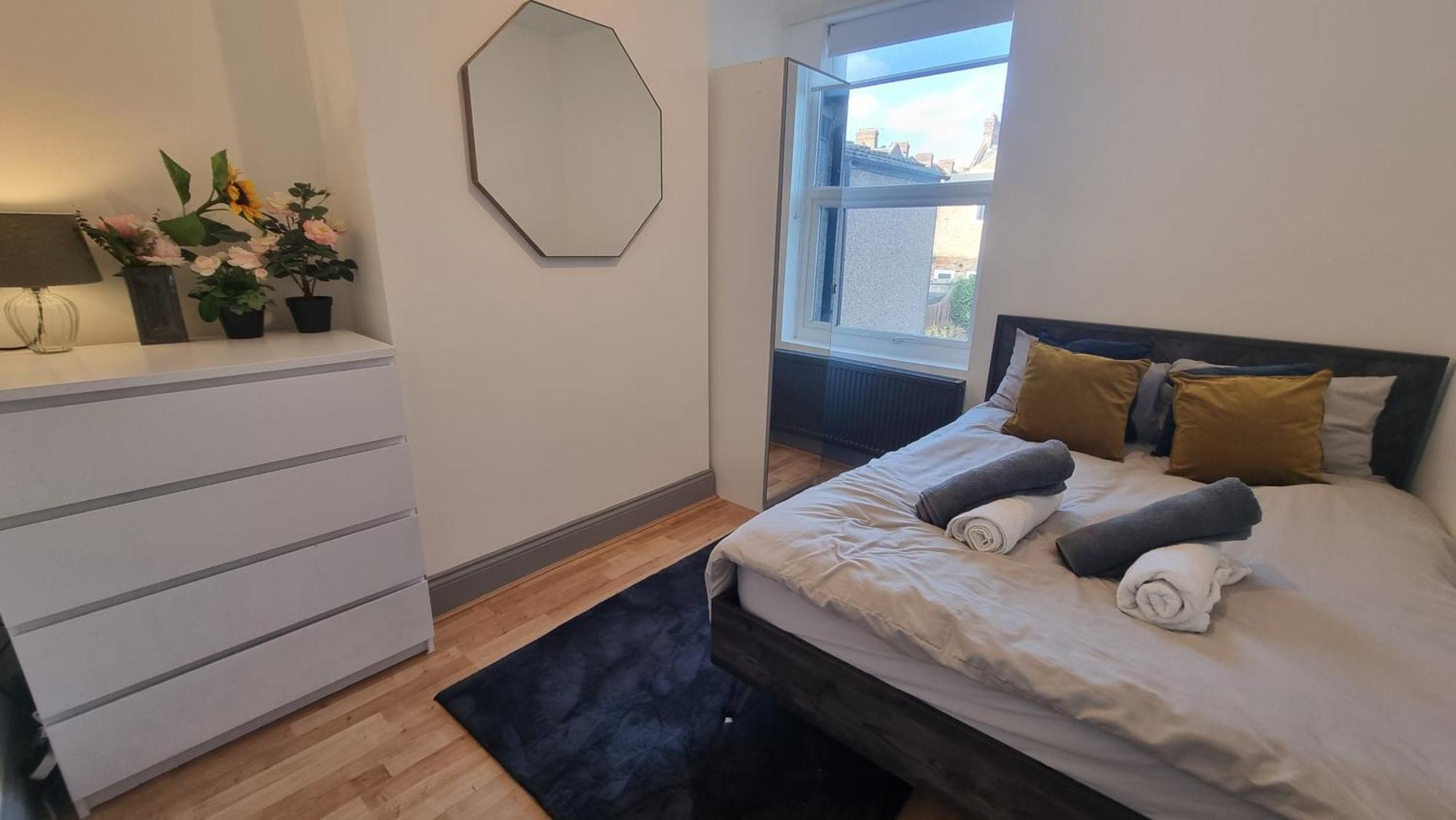 3 Bed With Cinema, F1 Racing Sim, 1 Gb Internet, Bbq, Garden, 20 Mins London, Parking, Ev Port, Metro 5 Mins Walk Appartamento
