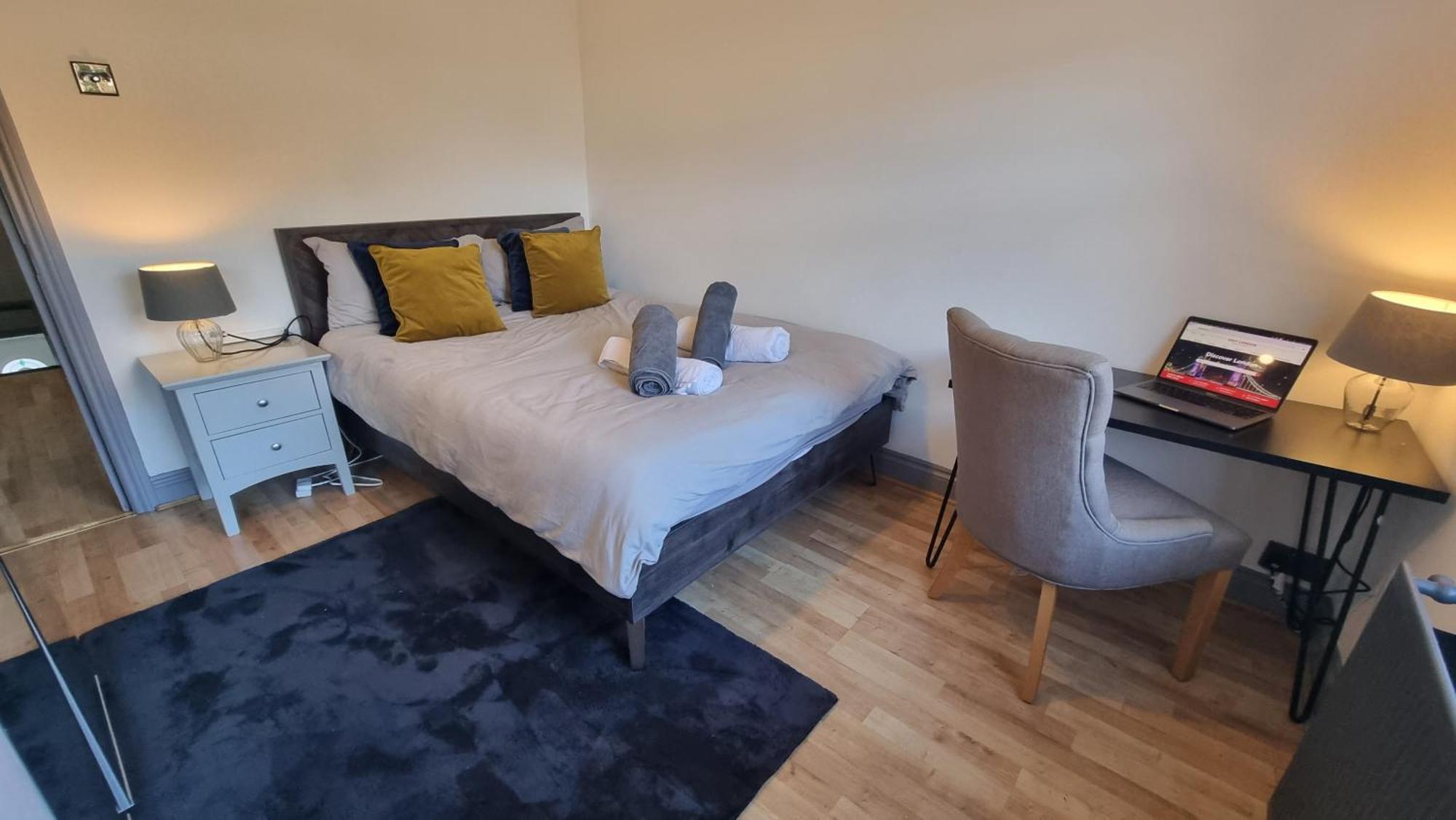 3 Bed With Cinema, F1 Racing Sim, 1 Gb Internet, Bbq, Garden, 20 Mins London, Parking, Ev Port, Metro 5 Mins Walk Appartamento *